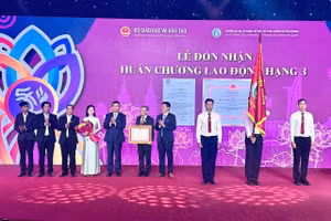 Trường Đại học Sư phạm Thể dục Thể thao TPHCM nhận Huân chương Lao động hạng Ba sáng 20/3. Ảnh: Thùy Linh. 