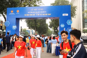 Ngay từ 7h sáng, khu vực phố đi bộ Trần Nhân Tông và Công viên Thống Nhất đã đông kín người dân đến tham gia Ngày hội Sức khỏe.