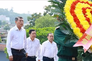Thủ tướng Lê Minh Hưng đến dâng hoa tưởng niệm các Anh hùng, liệt sĩ tại Nghĩa trang Liệt sĩ trung tâm tỉnh Lào Cai, phường Yên Bái. Ảnh: Dương Giang/TTXVN
