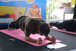 Sinh viên tham gia hoạt động trải nghiệm bài tập thể dục tốt cho cột sống.