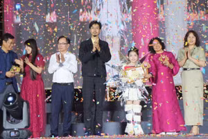 Ban Tổ chức trao giải hạng mục Nghệ sĩ nhí đa năng cho em Lê Ngọc Minh Giang.