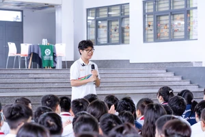 Nhà vô địch Đường lên đỉnh Olympia Trần Bùi Bảo Khánh hào hứng giao lưu với học sinh trường Liên cấp THCS, Tiểu học tư thục Ngôi Sao Hà Nội.