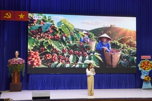 Đội Đậu Phê thuyết trình dự án "Cà phê sữa đậu". Ảnh: SGU. 