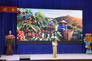 Đội Đậu Phê thuyết trình dự án "Cà phê sữa đậu". Ảnh: SGU. 