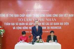 Tổng Bí thư Tô Lâm nói chuyện với cán bộ, nhân viên Đại sứ quán, các cơ quan đại diện và cộng đồng người Việt Nam tại Indonesia. (Ảnh: Thống Nhất/TTXVN)