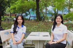 Lê Diễm Quỳnh Như (trái) chia sẻ cùng Báo Giáo dục và Thời đại. Ảnh: Cát Vy.