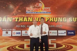 Nhà báo Phạm Quốc Cường (bên trái) và nhà báo Nguyễn Mạnh Hùng.