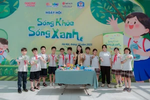 Cô giáo và các em học sinh trường Tiểu học Nhật Tân (P. Hồng Hà) cùng các mô hình tái chế sáng tạo về chủ đề “Đại dương Xanh”.