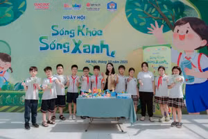 Cô giáo và các em học sinh trường Tiểu học Nhật Tân (P. Hồng Hà) cùng các mô hình tái chế sáng tạo về chủ đề “Đại dương Xanh”.