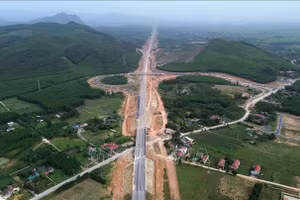 Các nhà thầu đang huy động gần 1.500 kỹ sư, công nhân với gần 500 đầu máy, thiết bị thi công 3 ca, 4 kíp, quyết tâm thông tuyến cao tốc Vạn Ninh – Cam Lộ trước ngày 30/6/2025. Ảnh minh họa: Quốc Khánh/TTXVN