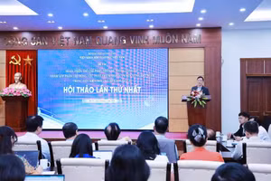 Giáo sư, Tiến sĩ Lê Anh Vinh phát biểu tại hội thảo. (Ảnh: Mạnh Xuân)