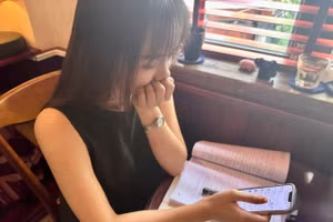 Sinh viên lo âu tính toán chi tiêu sau mỗi tháng. Ảnh minh họa: T.L.