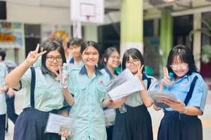 Thí sinh vui vẻ khi kết thúc 3 môn thi trong hai ngày 1-2/6. Ảnh: Thùy Linh.