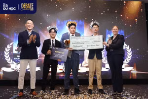 Top 3 thí sinh xuất sắc tại cuộc thi tranh biện, ghi dấu nỗ lực và bản lĩnh hội nhập.