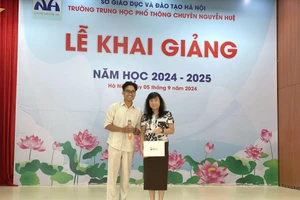 Diễn giả Hoàng Đức - đại diện DOL English và BGH trường THPT Chuyên Nguyễn Huệ .