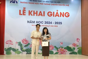 Diễn giả Hoàng Đức - đại diện DOL English và BGH trường THPT Chuyên Nguyễn Huệ .