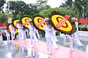 Đoàn Lãnh đạo Đảng, Nhà nước đặt vòng hoa tại Đài tưởng niệm các Anh hùng liệt sĩ trên đường Bắc Sơn (Ba Đình, Hà Nội). (Ảnh: Minh Đức/TTXVN)