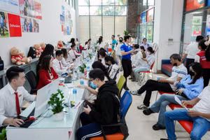 Sáng 23/8, ngay sau khi các trường công bố điểm chuẩn, không khí tại nhiều trường đại học ở TPHCM trở nên náo nhiệt khi hàng nghìn tân sinh viên cùng phụ huynh nô nức đến làm thủ tục nhập học. Ảnh: UEF.