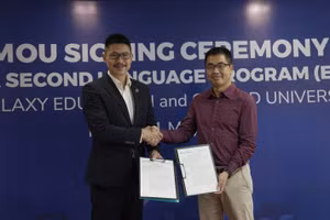 Ông Gerald Cai và ông Phạm Giang Linh trao Biên Bản Ghi Nhớ (MOU).