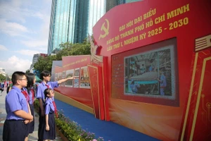 Học sinh TPHCM tham quan triển lãm ảnh chào mừng Đại hội Đại biểu Đảng bộ TPHCM lần thứ I, nhiệm kỳ 2025 - 2030. Ảnh: DŨNG PHƯƠNG. 