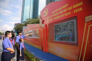 Học sinh TPHCM tham quan triển lãm ảnh chào mừng Đại hội Đại biểu Đảng bộ TPHCM lần thứ I, nhiệm kỳ 2025 - 2030. Ảnh: DŨNG PHƯƠNG. 