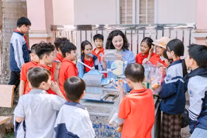 Học sinh trường Tiểu học và THCS Đồn Xá hào hứng tìm hiểu quy trình tái chế vỏ hộp sữa.