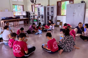 Trẻ em tại Mái ấm Khiếm thị Long Thành (tỉnh Đồng Nai) tiếp cận với sách chữ nổi. Ảnh: NVCC. 