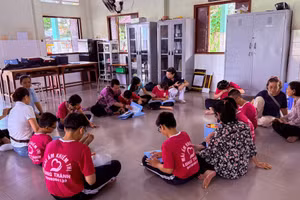 Trẻ em tại Mái ấm Khiếm thị Long Thành (tỉnh Đồng Nai) tiếp cận với sách chữ nổi. Ảnh: NVCC. 