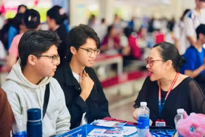 Học sinh được tư vấn tại gian hàng Khoa Tiếng Nhật. Ảnh: Thùy Linh. 