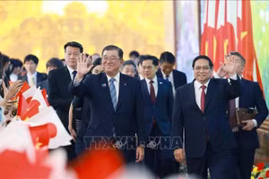 Thủ tướng Phạm Minh Chính và Thủ tướng Nhật Bản Ishiba Shigeru, sáng 28/4. (Ảnh: Dương Giang/TTXVN)