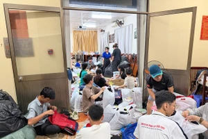Trường THCS Lê Văn Tám (Phường Bình Thạnh, TPHCM) soạn và chuyển dụng cụ học tập, balo... cho trường THCS Lương Thế Vinh (Phường Tây Nha Trang, tỉnh Khánh Hòa). Ảnh: H.T.
