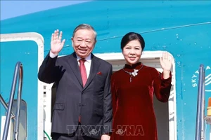 Tổng Bí thư Tô Lâm và Phu nhân tới sân bay quốc tế Wattay, thủ đô Vientiane. Ảnh: Thống Nhất/ TTXVN