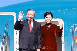 Tổng Bí thư Tô Lâm và Phu nhân tới sân bay quốc tế Wattay, thủ đô Vientiane. Ảnh: Thống Nhất/ TTXVN