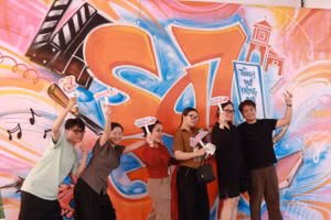 Các sinh viên hào hứng check-in cùng background graffiti SA7GON. 