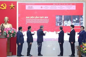 Tổng Bí thư Tô Lâm và các đồng chí lãnh đạo Đảng, Nhà nước thực hiện nghi thức ra mắt Trang tin điện tử “Đảng Cộng sản Việt Nam - Đại hội XIV”. Ảnh: Thống Nhất/TTXVN