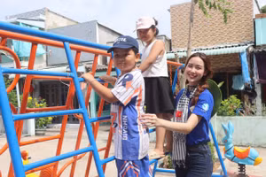 Lê Nguyễn Bảo Ngọc - Hoa hậu Liên lục địa 2022 tại chuyến tình nguyện ở xã đảo Thạnh An. 
