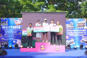 GS Bruce Vũ giành giải Nhất nhóm cựu SV - CBVC. Ảnh: HCMIU. .