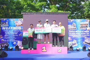 GS Bruce Vũ giành giải Nhất nhóm cựu SV - CBVC. Ảnh: HCMIU. .