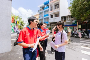 Chiến sĩ Hoa phượng đỏ cổ vũ thí sinh trước khi vào phòng thi. Ảnh: BCH chiến dịch Hoa phượng đỏ 2025.