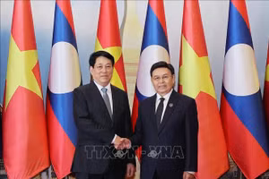 Chủ tịch Quốc hội Lào Saysomphone Phomvihane và Chủ tịch nước Lương Cường chụp ảnh chung. Ảnh: Lâm Khánh/TTXVN