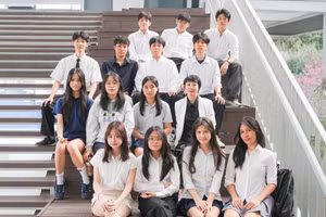 Chị Tammy Bùi (hàng hai từ dưới lên, phải ngoài cùng) cùng CLB Investment.