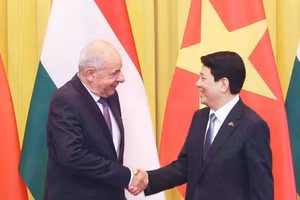 Chủ tịch nước Lương Cường và Tổng thống Hungary Sulyok Tamas chụp ảnh chung trước hội đàm. (Ảnh: Lâm Khánh/TTXVN)