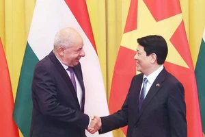 Chủ tịch nước Lương Cường và Tổng thống Hungary Sulyok Tamas chụp ảnh chung trước hội đàm. (Ảnh: Lâm Khánh/TTXVN)