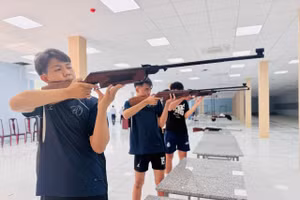 Thí sinh dự thi bộ môn Bắn súng. Ảnh: Thùy Linh.