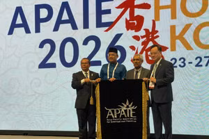 Trao cờ biểu tượng chuyển giao quyền đăng cai APAIE 2027 cho đại diện Malaysia.