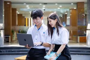 Sinh viên Trường Đại học Công Thương TPHCM hào hứng trước năm học mới. Ảnh: HUIT. 