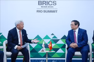 Thủ tướng Phạm Minh Chính gặp ông Kim Lập Quần, Chủ tịch Ngân hàng Đầu tư Cơ sở hạ tầng Châu Á (AIIB). (Ảnh: Dương Giang/TTXVN)