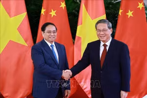 Thủ tướng Phạm Minh Chính với Thủ tướng Trung Quốc Lý Cường. (Ảnh: Dương Giang/TTXVN)