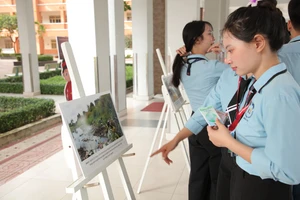 Không gian “Dệt đất lành” - triển lãm sống xanh. Ảnh: Lý Nguyên.