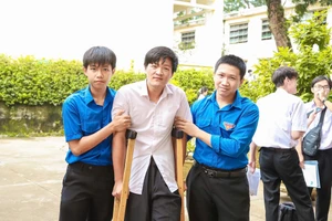 Tình nguyện viên hỗ trợ thí sinh gặp khó khăn trong Kỳ thi tốt nghiệp THPT 2025.